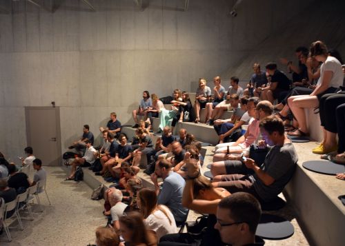 Gut, dass die treppenartige Empore weitere Plätze bot.