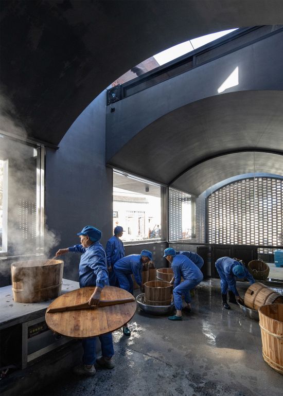 In der kleinen Fabrik wird Reiswein produziert.