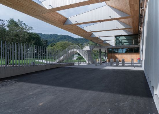 Das auskragende Dach mit dem Vorplatz (Foto: EM2N)