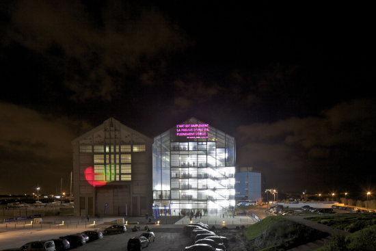 Die Kunsthalle FRAC in Calais bei Nacht