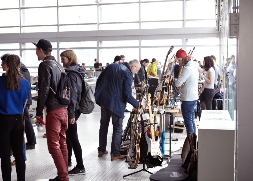 Musikbasar im Pool (Foto © Marcel Huwiler)