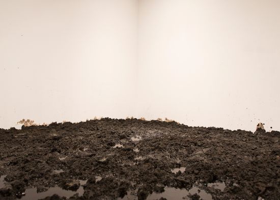 Überflutung eines Ausstellungsraums mit 2000 kg Rohölschlacke vom Ölfeld Bibi Heybat in Baku, variable Dimensionen, 2017