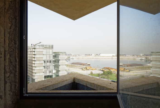 Blick aus dem Gebäude auf Beirut