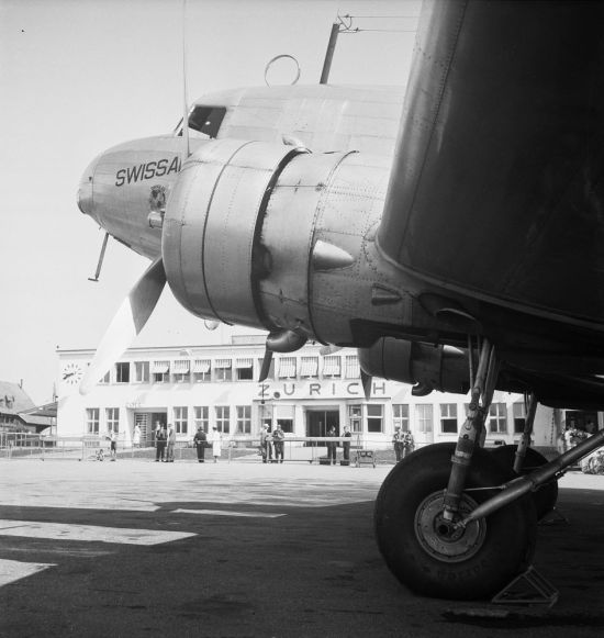 Eine DC-2 der Swissair in Dübendorf, 1935 (Foto © ETH-Bildarchiv)