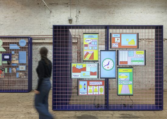 Am Eingang der Ausstellung veranschaulichen farbige Animationen den Flächenverbrauch. (Foto: Lisa Rastl)