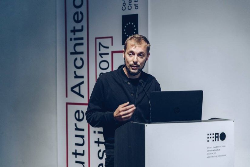 Sebastian Ernst betrachtet die berühmte Ruine des Tempels der Minerva Medica als Instrument.