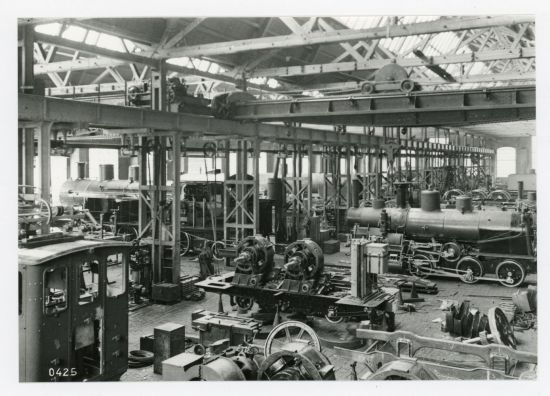 Blick in die Lokmontagehalle der Schweizerischen Lokomotive- und Maschinenfabrik (SLM) in Winterthur, um 1900 (Foto © Sulzer-Archiv)