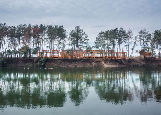Der Pavillon von der anderen Siete des Flusses aus gesehen.