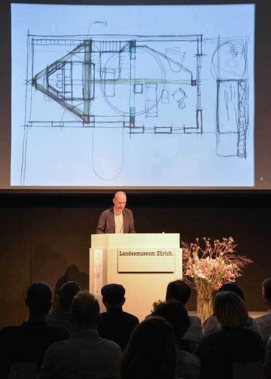 Andreas Bründler stellte den Umbau einer alten Remise in Basel vor.