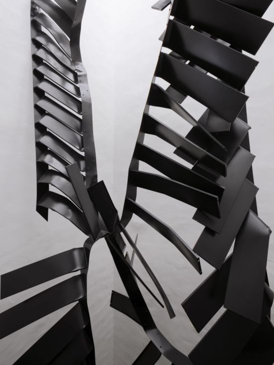 Monika Sosnowska, Stairs, lackierter Stahl, 2016–2017