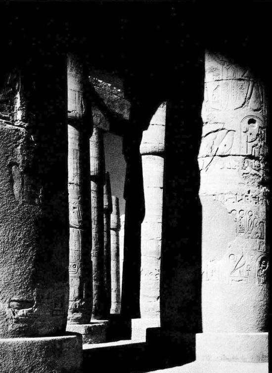 Innenraum des grossen Hypostyls von Karnak (Foto: G. E. Kidder Smith)