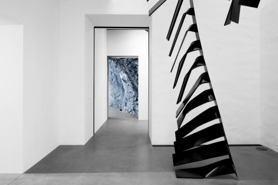 Monika Sosnowska, Stairs, lackierter Stahl, 2016–2017