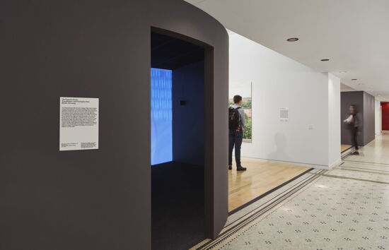 Brandlhuber+ und Christopher Roth, The Property Drama, 2017 (Foto: Kendall McCaugherty © Hall Merrick Photographers)