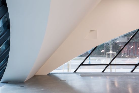 Rundbögen öffnen das Foyer im Erdgeschoss zum Platz.