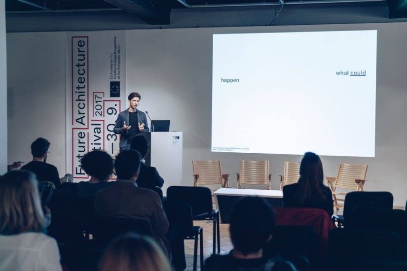 Ludwig Engel beim Vortrag.