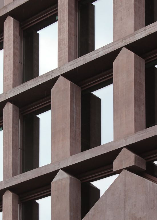 Je nach Lastabtragung wird die Fassade, ganz tektonisch, aus einer Abfolge von mittleren und breiten Stützen gebildet.