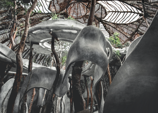 Innen verbinden verdrehte Betonbänder, die abwechselnd raumfassend, Schmuckwerk, Pfad und Brücke sind, die verschiedenen Räume.