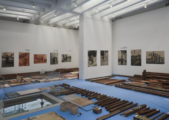 Im japanischen Pavillon wird zum Thema anonymes Bauen ein in seine Einzelteile zerlegtes Holzhaus gezeigt.