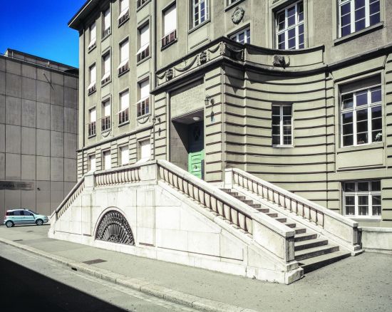 Frauenarbeitsschule, Basel, 1912–1915 (Foto: Cédric Eisenring und Andreas Koller) Zu dieser Zeit war Hans Bernoulli als Architekt bei der Basler Baugesellschaft angestellt.