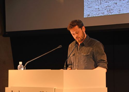 Ramon Arpagaus hatte das Badehaus Davos Munts im Val Lumnezia von Capaul & Blumenthal im Gepäck.