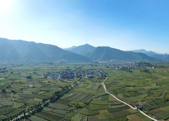 Der Bezirk Songyang aist geprägt durch Agrikultur und einzelnen Dörfern. Bild © Han Dan