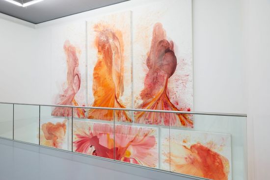 Galerieraum mit Bildern von Penny Siopis