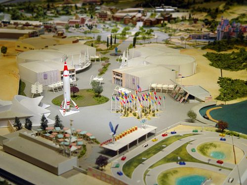 Walt Disney Imagineering Dimensional Design (Hersteller des Modelles), Tomorrowland in Disneyland Anaheim. Das Modell zeigt den Zustand des Parkes zur Zeit der Eröffnung 1955. Das Modell wurde angefertigt zum 50jährigen Jubiläum von Disneyland im Jahr 2005. Foto: John Heck.