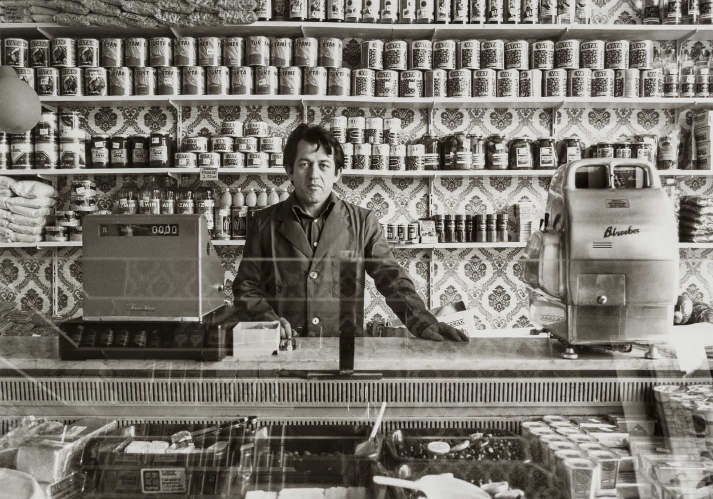 Candida Höfer, Eckermannstraße Hamburg, 1978, aus der Serie: Türken in Deutschland (© VG Bild-Kunst)