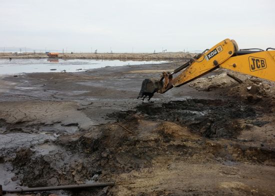 Entnahme von 2000 kg Rohölschlacke in Bibi Heybat in Baku für eine Installation, 2017