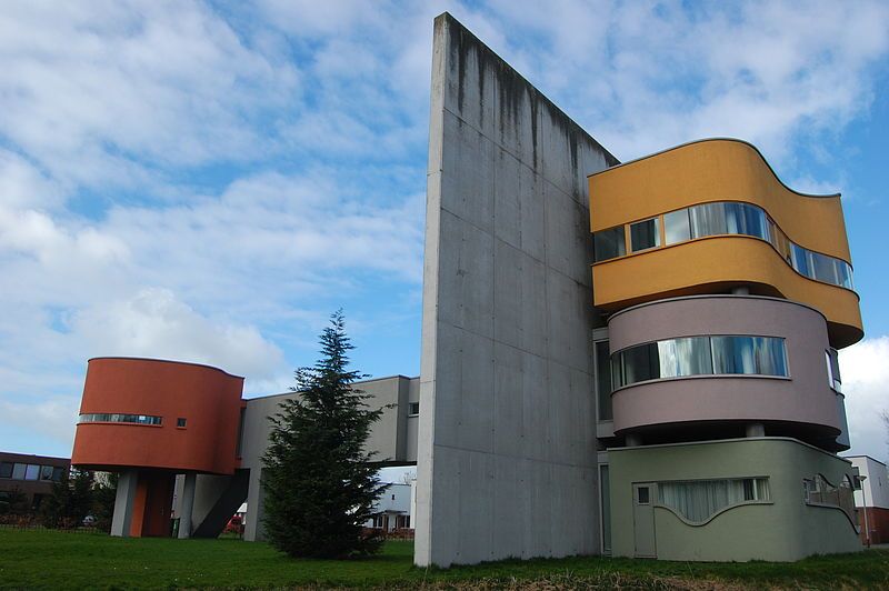 John Hejduk, Mauer-Haus, Groningen, 2001 fertiggestellt nach Entwurf aus den 1970er-Jahren (Foto: Wenkbrauwalbatros)