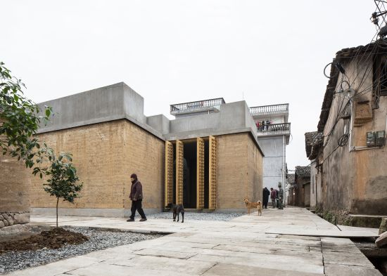 Die Wang Jing Gedenkhalle in ist dem Namensgeber der Stadt gewidmet. Sie besteht aus Stampflehm und einer innenliegenden Holzstruktur.