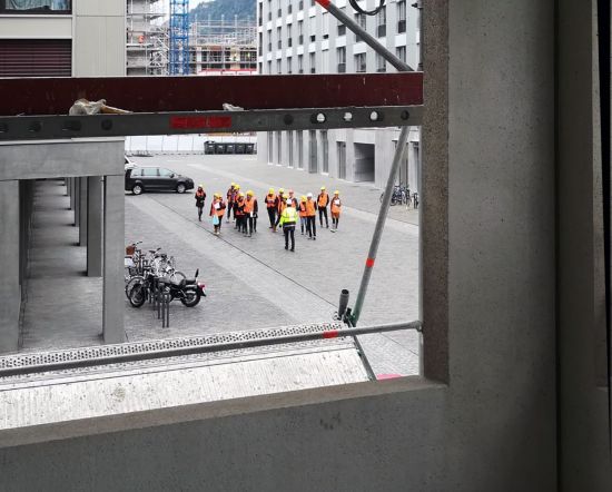 Die Fachjournalisten lauschen der Führung. (Foto: Michael Benjamin)