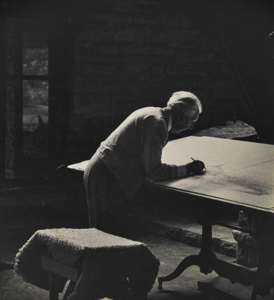 Frank Lloyd Wright während der Arbeit, nicht datiert, Fotograf unbekannt