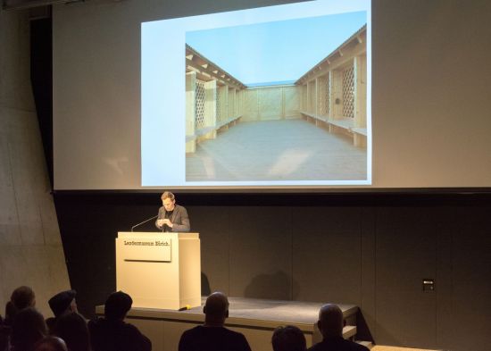 Schafe und Gläubige teilten sich den Pavillon des Evangelischen Dekanats bei der Landesgartenschau in Lahr. Christoph Schmidt gab Einblicke in die Entstehung des Bauwerkes.