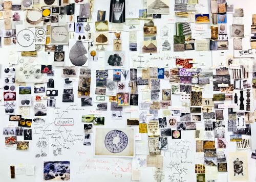 In der Ausstellung wurden bewusst Referenzen und Recherchen miteinander vermischt. (Foto © Atelier Tsuyoshi Tane Architects)