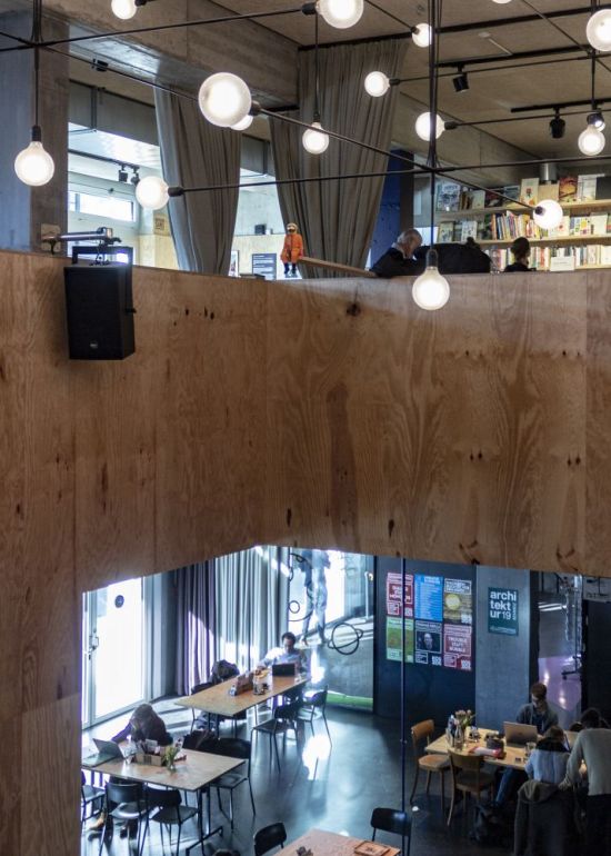Oben die blau beklebte Stütze des Buchsalons, unten die Intervention von Sara Wiedenbeck und Simon Marius Zehnder.