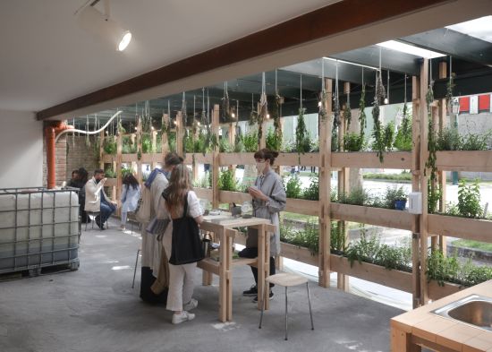 Der Dänische Pavillon wird von Tank- und Rohrsystem umgeben, das sich im Inneren im Form von Wasserläufen fortsetzt.