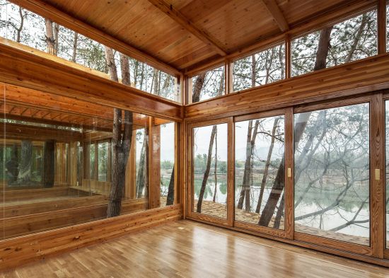 Pavillon im Kiefernpark des Dörfchens Huangyu