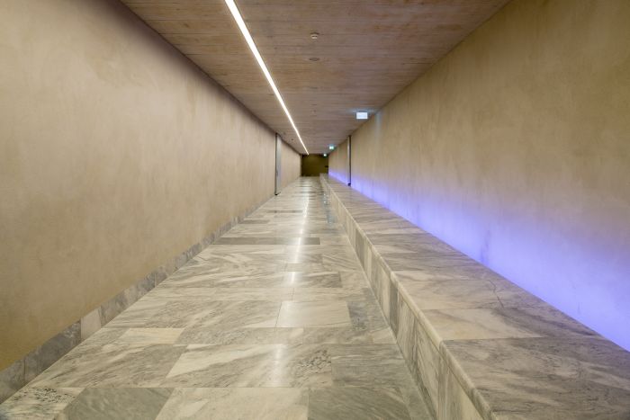 Die Passage verbindet Alt- und Neubau und dient dem Verschieben von Kunst und Material. (Foto: Juliet Haller © Amt für Städtebau, Zürich)