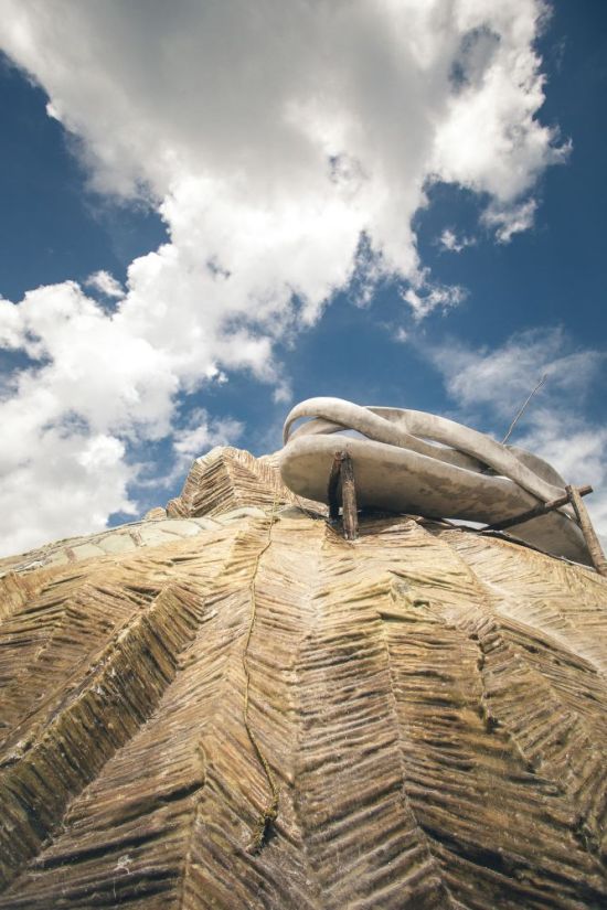 Im Zentrum steht eine 16 Meter hohe Kuppel aus den Ästen der Bejuco Pflanze.