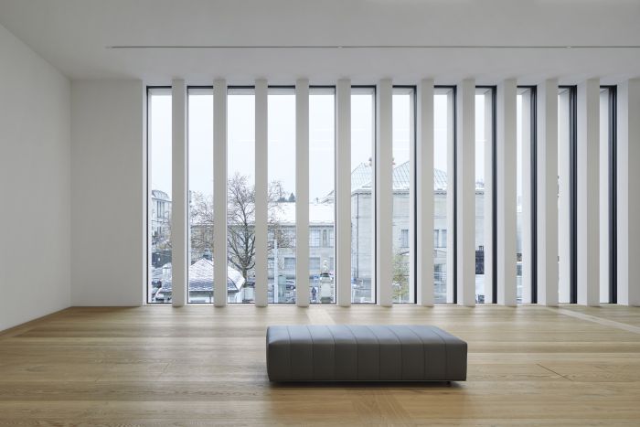Der Ausstellungsraum im 1. Obergeschoss erlaubt Blicke auf den Platz. (Foto: Noshe © David Chipperfield Architects)