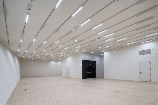 Lediglich die zwei Kerne gliedern die Ausstellungsräume.