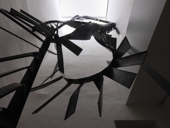 Monika Sosnowska, Stairs, lackierter Stahl, 2016–2017