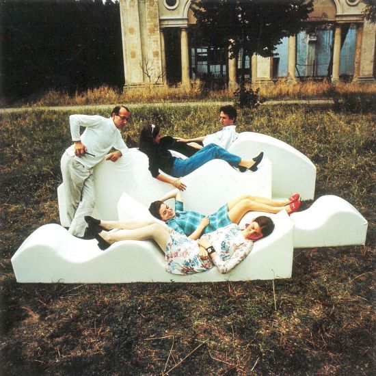 Archizoom: Superonda, 1967, Paolo Deganello, Andrea Branzi, Laura, Lucia, Nicoletta Morrozzi. Bild aus: Archizoom associati, 1966–1974: dall'onda pop alla superficie neutra, Mailand 2007, S. 33 © CSAC